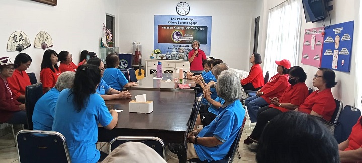 Theodora Hartati, perwakilan dari Panitia Bulan Maria Gereja Santa Bernadet Pinang 2026 memberikan sambutan dalam kunjungan ke Panti Jompo Kidung SalomoPAKAI_2
